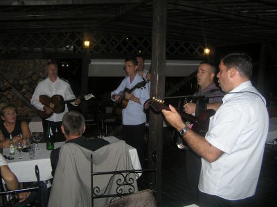 Tamburaši-musik på restaurang Aqua Doria vid Donaus strand i Novi Sad.